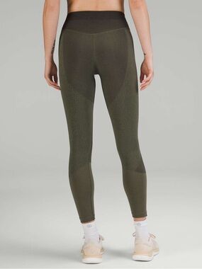 Lululemon Seamless Training High-Rise Tight 25"
Army Green size 8